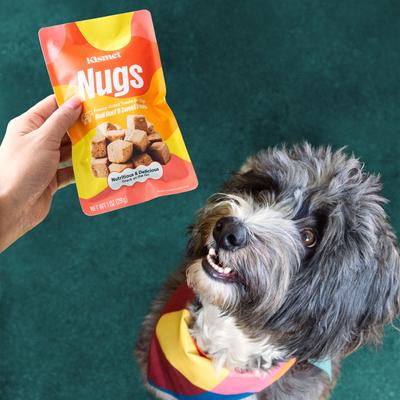 Paquete: Alimento seco para perros Kismet con pollo y cebada y nugs liofilizados (bolsa de 4 kg) + Premios liofilizados con nugs de carne y boniato (bolsa de 28 g)