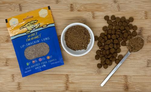 ¡Aderezo para comida de perro Lip-Smackin' Lung de búfalo de agua natural, bolsa de 59 g!