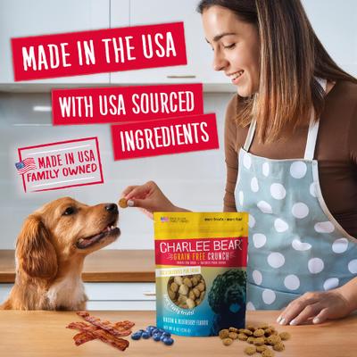Golosinas para perros Natural Bear Crunch con tocino y arándanos sin cereales, bolsa de 8 oz