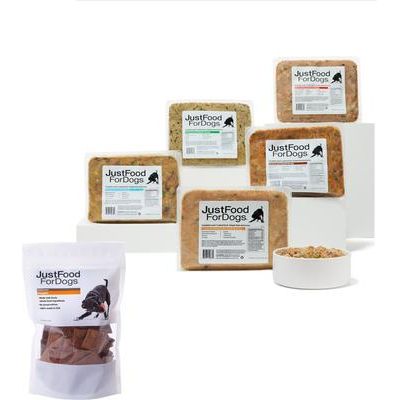 Paquete: Caja de muestra variada JustFoodForDogs de comida fresca congelada + premios deshidratados de calabaza para perros