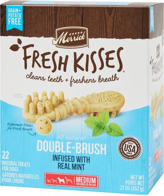 Paquete: Alimento seco sin cereales Merrick Backcountry Raw con infusión Great Plains Red Recipe + Golosinas para perros Fresh Kisses Double-Brush Mint Breath Strip con infusión de dientes medianos