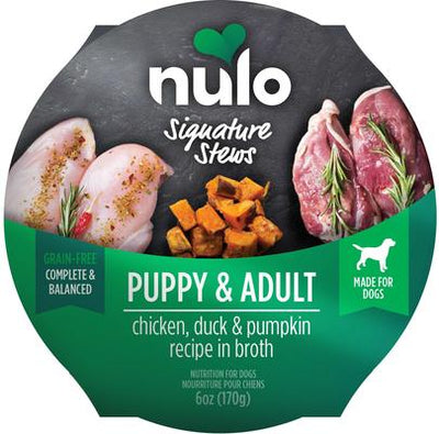 Comida húmeda para perros Signature Stews Grain-Free Chicken, Duck & Pumpkin in Broth, taza de 6 oz, caja de 16