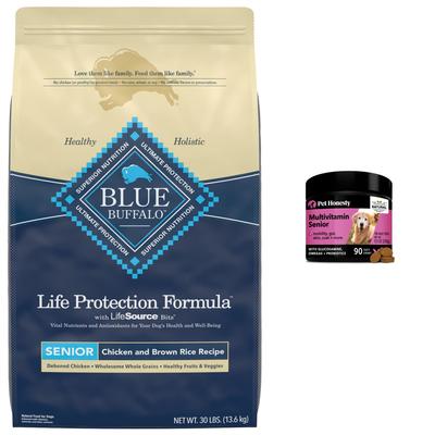 Paquete: Multivitamínicos masticables suaves con sabor a pato PetHonesty para perros mayores + Alimento seco Blue Buffalo Life Protection Formula Senior con receta de pollo y arroz integral