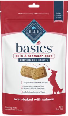 Paquete: Blue Buffalo Basics Cuidado de la piel y el estómago Receta de salmón y patata Alimento seco para adultos + Galletas Premios para perros de salmón y patata