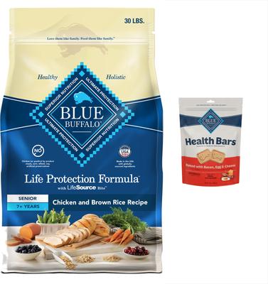 Paquete: Alimento seco Blue Buffalo Life Protection Formula Senior con pollo y arroz integral + Barritas saludables horneadas con tocino, huevo y queso para perros