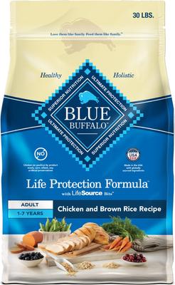 Paquete: Alimento seco Blue Buffalo Life Protection Formula para adultos con pollo y arroz integral + Barritas de salud horneadas con tocino, huevo y queso para perros