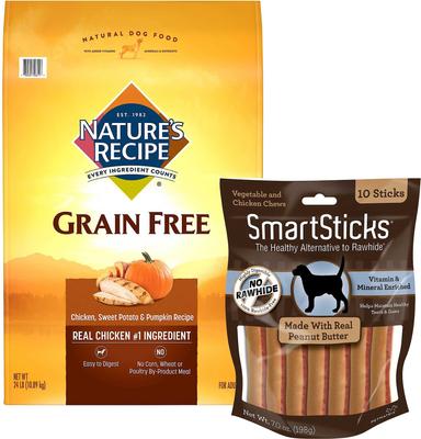 Paquete: Alimento seco Nature's Recipe sin cereales con pollo, batata y calabaza + premios masticables de mantequilla de cacahuete SmartBones SmartSticks para perros