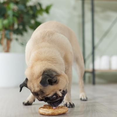 Donas de cuero crudo DogLicious de 8.9 cm con sabor a mantequilla de cacahuete, 2 unidades