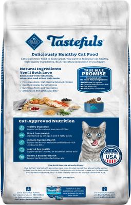 Bundle: Blue Buffalo Indoor Health Chicken & Brown Rice Recipe Adult Dry Food + Bursts with Paw-Licken Chicken Cat Treats