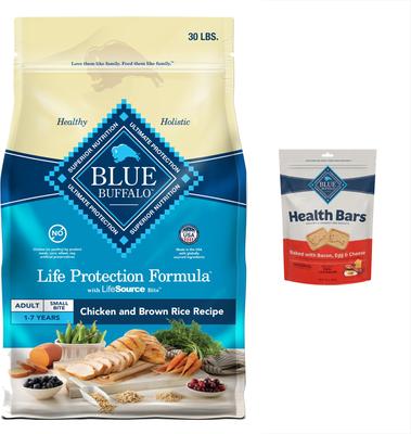 Paquete: Alimento seco para perros Blue Buffalo Life Protection Formula Small Bite con receta de pollo y arroz integral para adultos (bolsa de 13.6 kg) + Barritas de salud Blue Buffalo horneadas con tocino, huevo y queso (bolsa de 473 g)