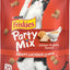 Deliciosas golosinas crujientes para gatos con sabor a pollo y salsa Party Mix, bolsa de 2.1 oz